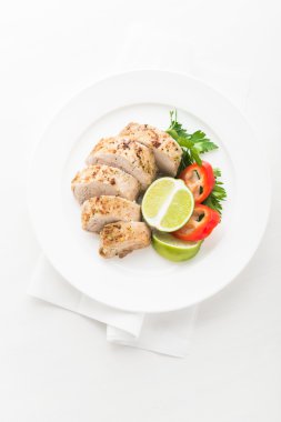 Beyaz ahşap arka plan üst görünümünde dilimlenmiş kireç domuz bonfile