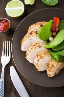 Koyu ahşap arka plan üzerinde ıspanak salatası ile Kireç domuz