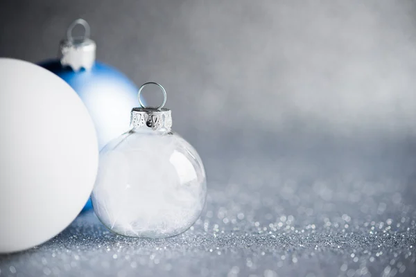 Niebieskie, srebrne i białe ozdoby świąteczne na tle Glitter wakacje. Wesołych Świąt karty. — Zdjęcie stockowe