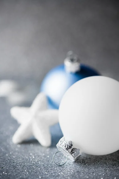 Ornements de Noël bleus et blancs sur fond de vacances paillettes. Joyeux Noël carte . — Photo