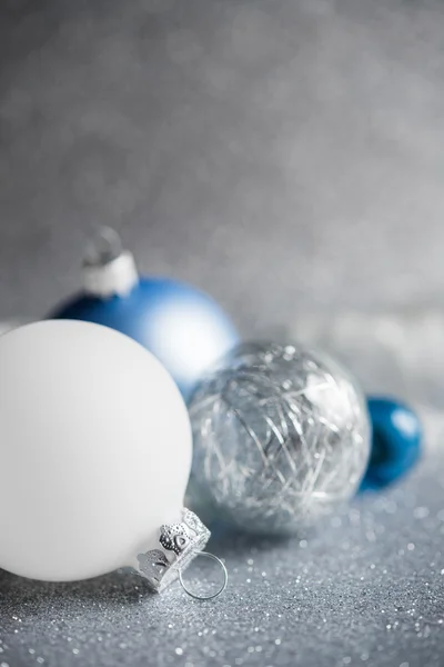 Blauw, zilver en wit Xmas ornamenten op glitter vakantie achtergrond. Merry Christmas Card. — Stockfoto