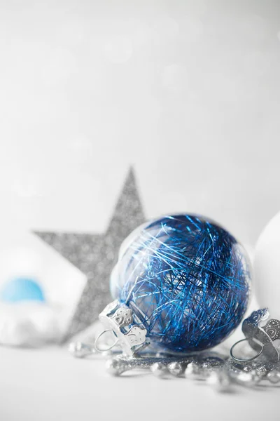 Ornements de Noël bleus et blancs sur fond de vacances paillettes. Joyeux Noël carte . — Photo