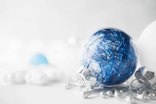 Ornements de Noël bleus et blancs sur fond de vacances paillettes. Joyeux Noël carte . — Photo