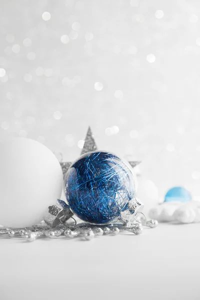 Blue and white xmas ornaments on glitter holiday background. Merry christmas card. — Stock Photo, Image