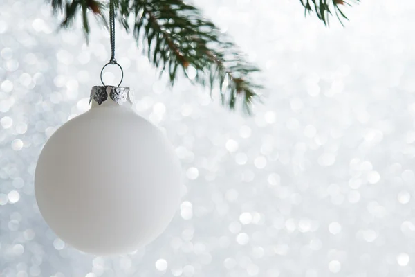 Witte decoratieve bal op de kerstboom op glitter bokeh achtergrond. Merry Xmas card. — Stockfoto