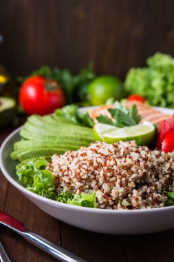 Quinoa, domates, tavuk, avokado, kireç ve karışık yeşillik (marul, maydanoz ile sağlıklı salata kasesi)