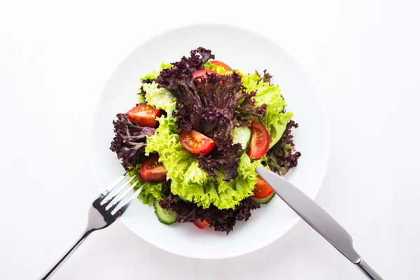 Salad segar dengan selada hijau dan ungu, tomat dan mentimun pada pemandangan atas kayu putih . — Stok Foto