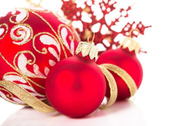 Beyaz arka planda altın ve kırmızı noel süsleri. Mutlu noel kartı.