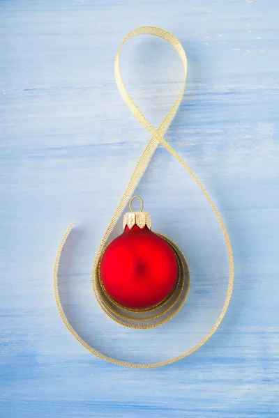 Christmas Röd boll på ljusblå trä bakgrund uppifrån. — Stockfoto