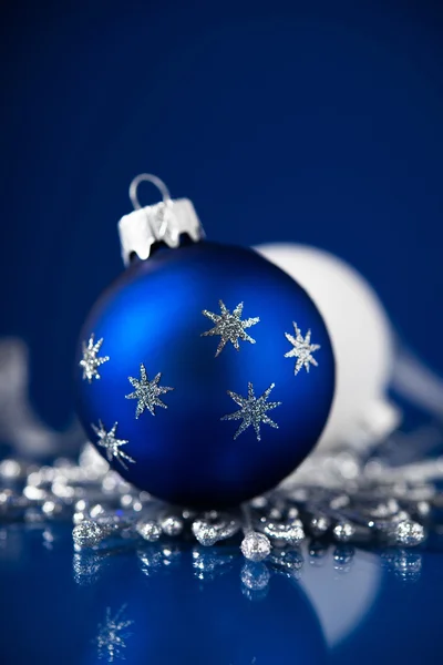Srebrne, białe i niebieskie ozdoby świąteczne na ciemnym niebieskim tle — Zdjęcie stockowe