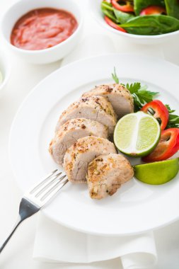 Sebze ve beyaz üzerine limon soslu domuz eti.