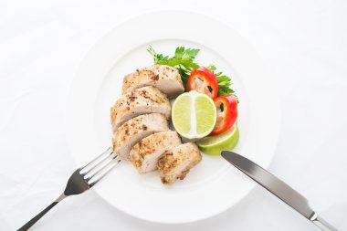 Kireç domuz eti bonfile Beyaz ahşap zemin üzerinde üstten görünüm dilimlenmiş. Sağlıklı gıda.