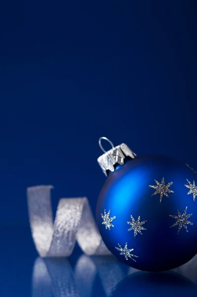 Blauwe en zilveren Kerst ornamenten op donker blauwe xmas achtergrond — Stockfoto