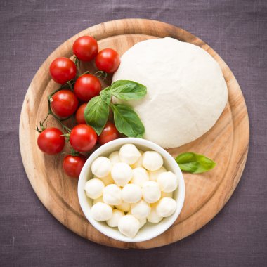 malzemeler ahşap plaka üzerinde pizza margherita için görünümü en iyi.