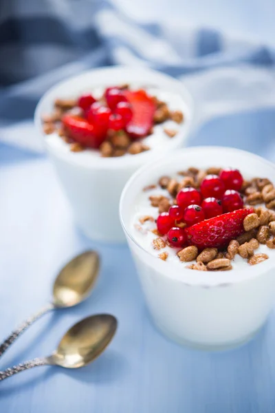 Iogurte caseiro com cereais e bagas em fundo azul (café da manhã saudável ) — Fotografia de Stock