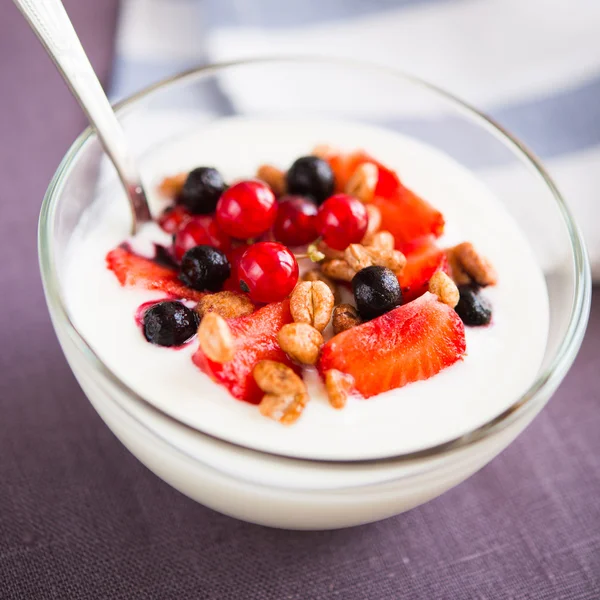 Iogurte com cereais e bagas (pequeno-almoço saudável ) — Fotografia de Stock