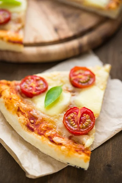 Bit pizza margherita närbild — Stockfoto