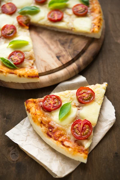 Pizza margherita — Stockfoto