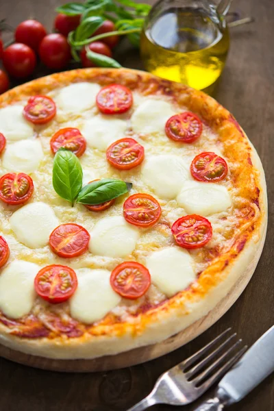 Pizza margherita — Stockfoto