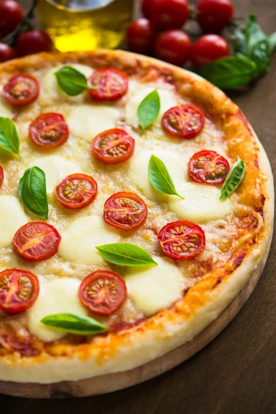 Pizza margherita — Zdjęcie stockowe