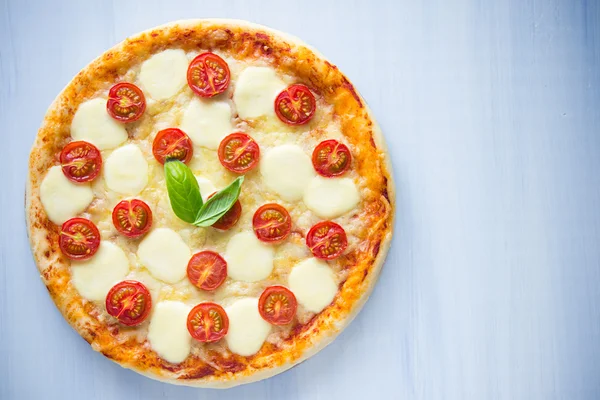 Pizza Margherita su sfondo blu vista dall'alto — Foto Stock