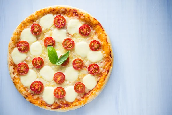 Pizza margherita üzerinde mavi arka plan Üstten Görünüm