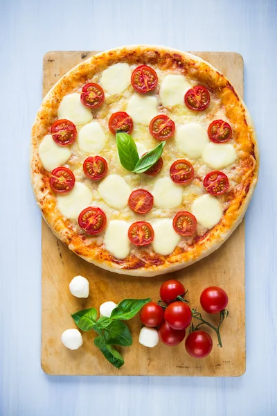 Pizza margherita üzerinde mavi arka plan Üstten Görünüm — Stok fotoğraf