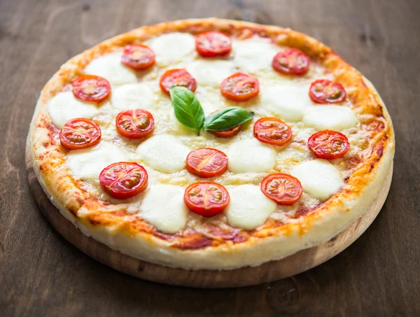 Pizza Margherita sur fond bois foncé — Photo