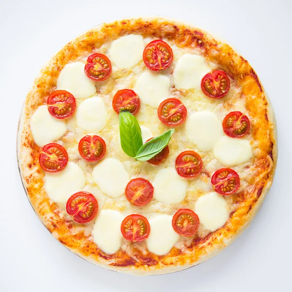 Pizza margherita på vit bakgrund ovanifrån — Stockfoto