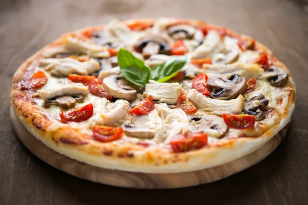 Pizza with chicken, tomato and mushrooms — Stock Photo, Image