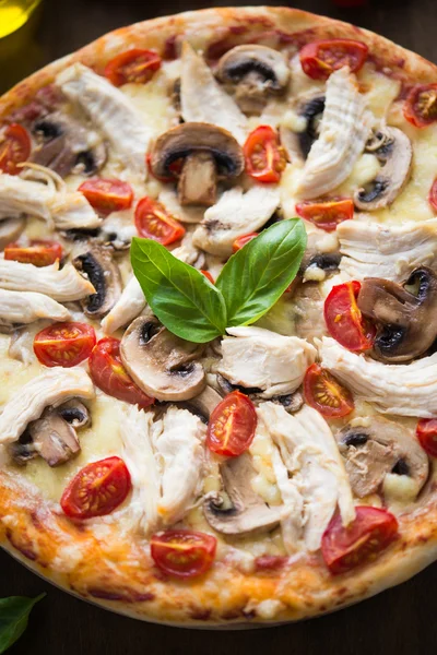 Pizza, csirke és a gomba felülnézet — Stock Fotó