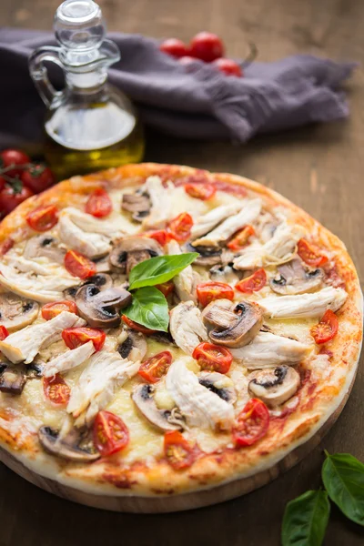 Pizza csirkével és gombával — Stock Fotó