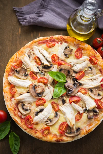 Pizza ile tavuk, domates, mantar Üstten Görünüm — Stok fotoğraf