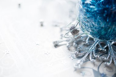 Metin için yer parlak tatil zemin üzerine mavi Noel süsler