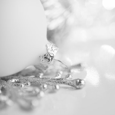 Gümüş ve Noel dekorasyonu tatil arka plan üzerinde beyaz. Merry xmas kartı.