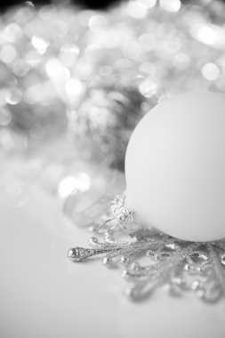 Gümüş ve Noel dekorasyonu tatil arka plan üzerinde beyaz. Merry xmas kartı.