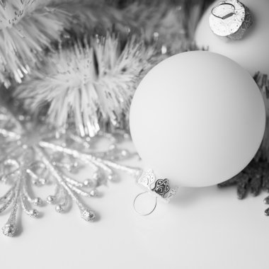 Beyaz arka plan beyaz christmas süsler