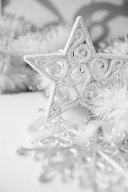 Beyaz ve gümüş Noel süsler (yıldız, kar tanesi vb)