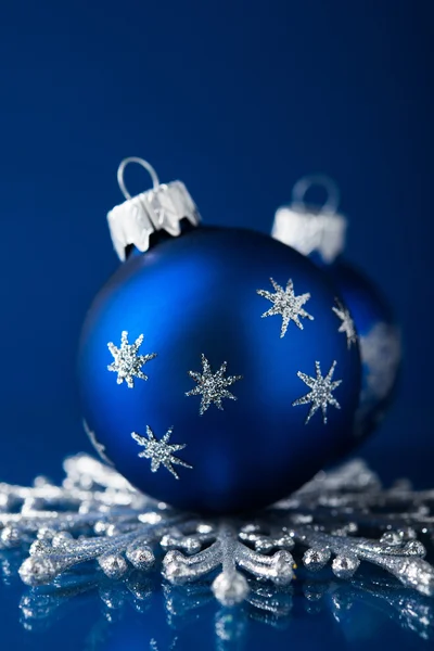 Stříbrná a modrá vánoční ozdoby na tmavě modrém pozadí s prostorem pro text. Vánoční motiv. — Stock fotografie
