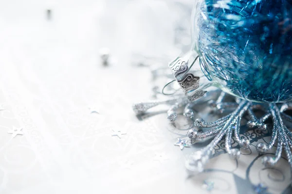 Metin için yer parlak tatil zemin üzerine mavi Noel süsler