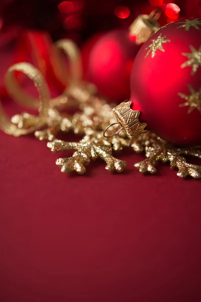 빨간 크리스마스 배경 복사 공간에 빨강과 황금 크리스마스 장신구 — 스톡 사진