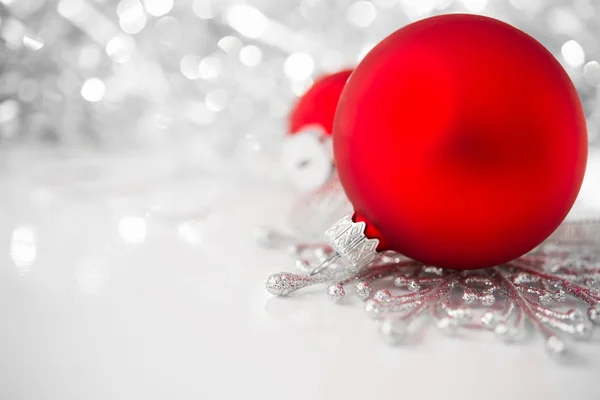 Piros és ezüst karácsonyi díszek, fényes ünnep háttér. Boldog karácsonyt! — Stock Fotó
