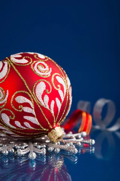 テキストのためのスペースと暗い青色のクリスマス背景赤と銀のクリスマス飾り — ストック写真