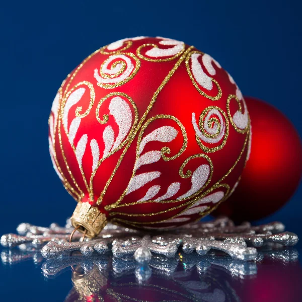 Czerwone i srebrne ozdoby świąteczne na ciemnym niebieskim tle xmas z miejsca dla tekstu — Zdjęcie stockowe
