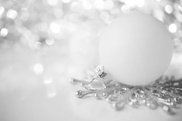 Silber-weiße Weihnachtsdekoration auf festlichem Hintergrund. Frohe Weihnachten. — Stockfoto