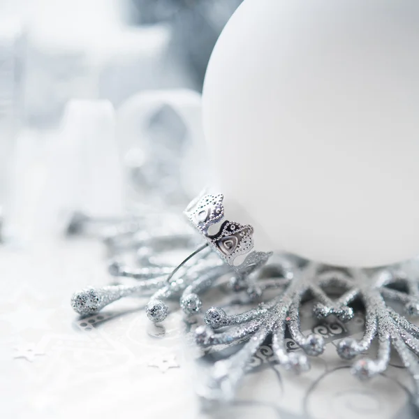 Zilveren en witte Kerstdecoratie op vakantie achtergrond. Merry xmas card. — Stockfoto