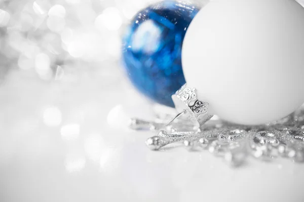 Adornos de Navidad azul y blanco sobre fondo brillante de vacaciones con espacio para el texto —  Fotos de Stock