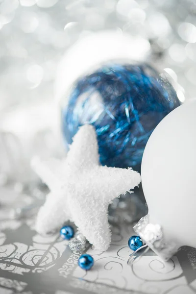 Blue and white xmas ornaments on bright holiday background with space for text — Stock Photo, Image