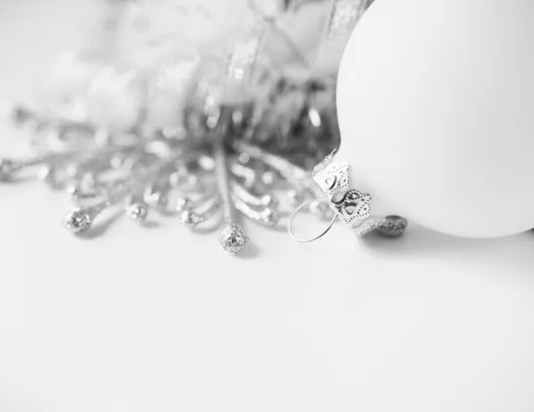 Ornamenti natalizi bianchi su sfondo bianco con spazio per il testo — Foto Stock