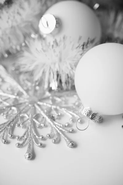 Weiße Weihnachtsornamente auf weißem Hintergrund — Stockfoto